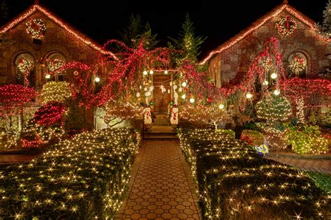 Dyker heights christmas lights - Everyone knows about the lights the city is famous for, like those in Rockefeller Center or on Saks Fifth Avenue. But if you want a different way to experience …